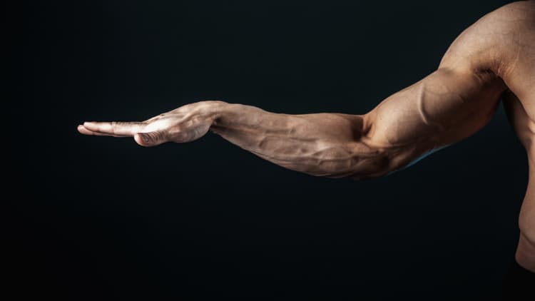 en bodybuilder viser sin veiny underarm