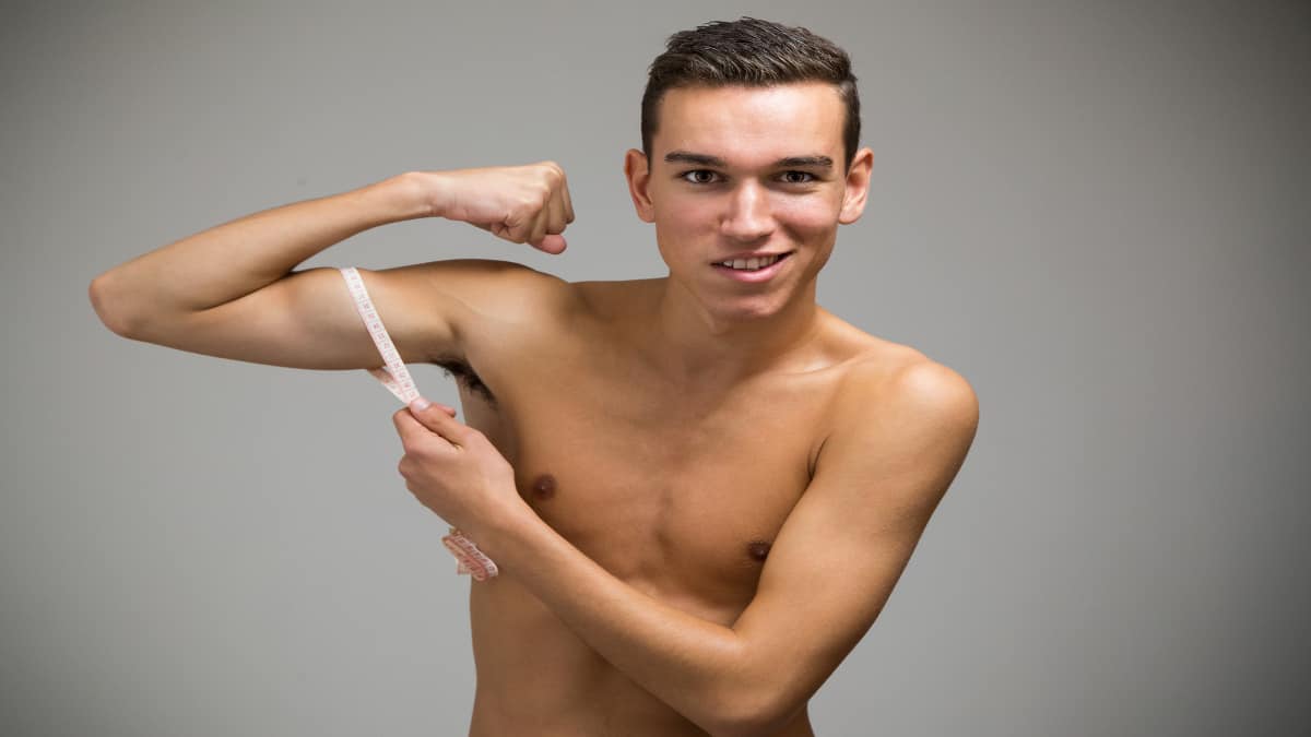 A man flexing his 10 inch biceps