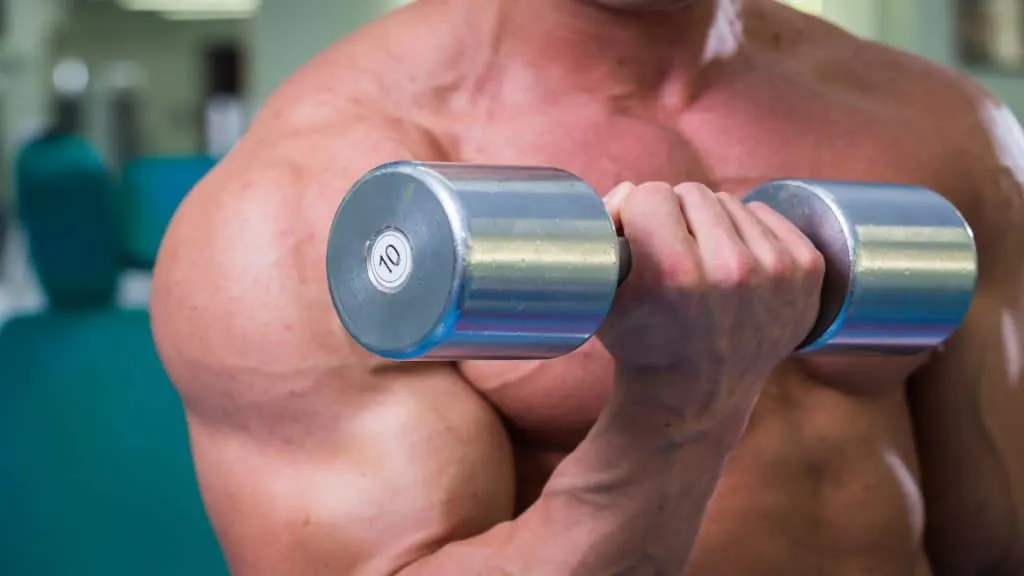 A bodybuilder doing 10 lb curls for his biceps