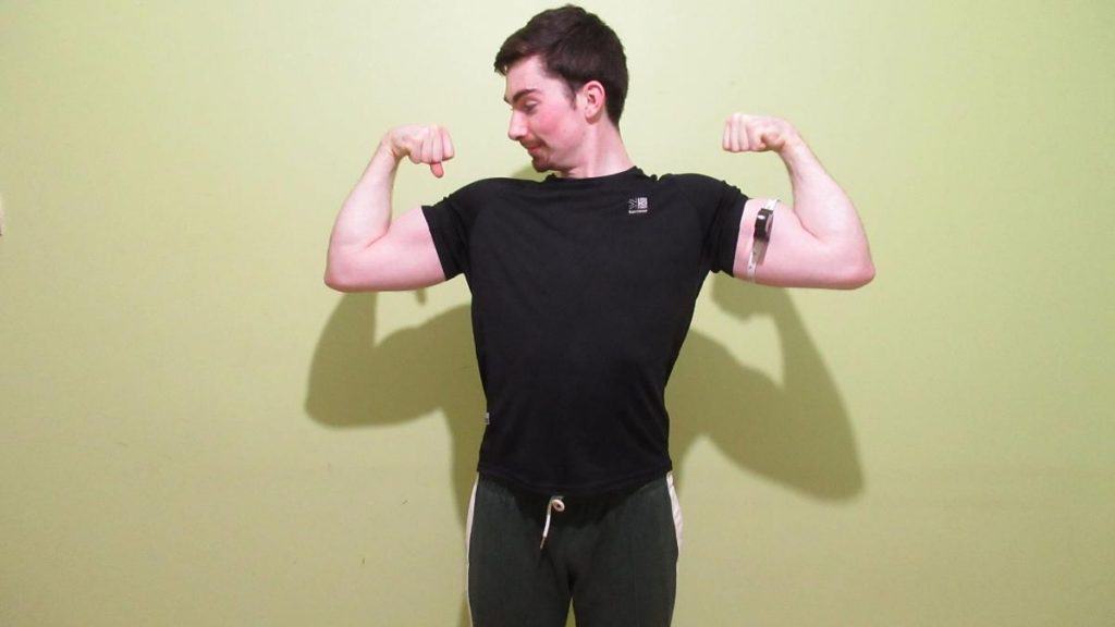 A man flexing his 16.5 inch arms