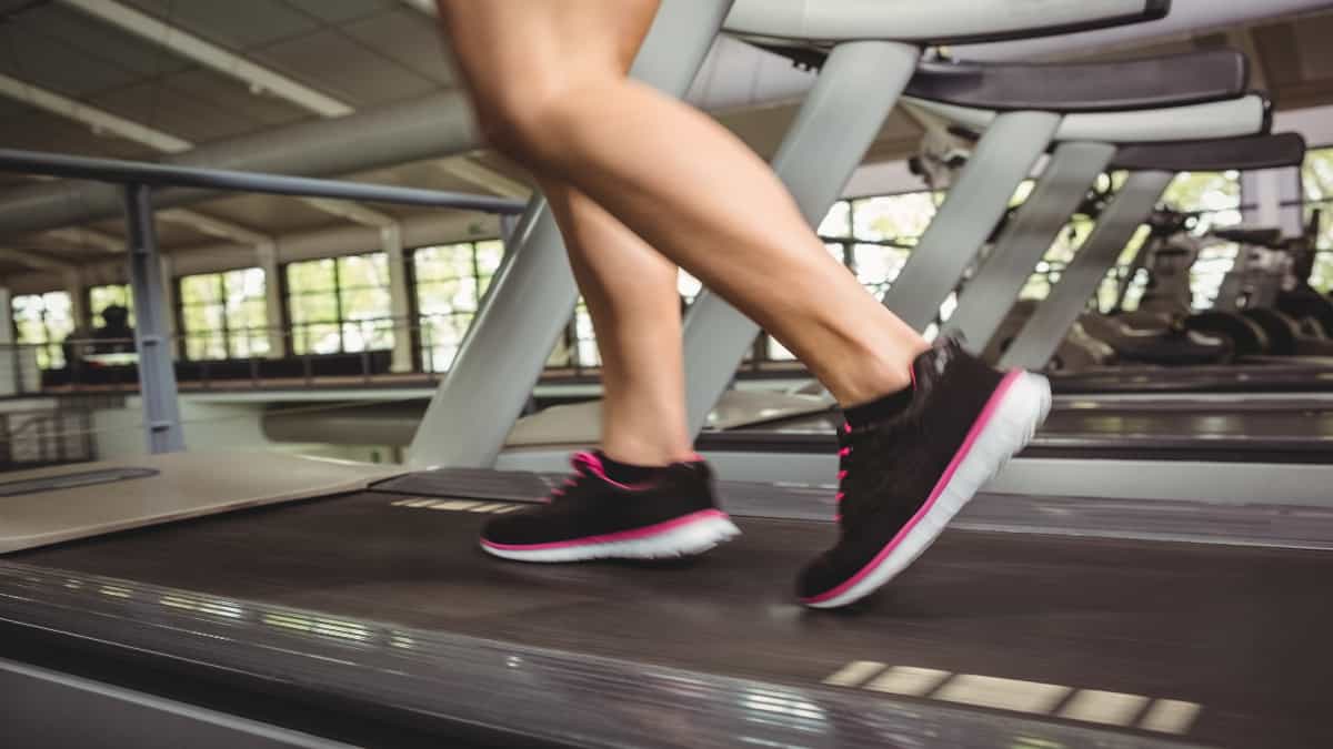 A woman with 14 inch calves running on the treadmill