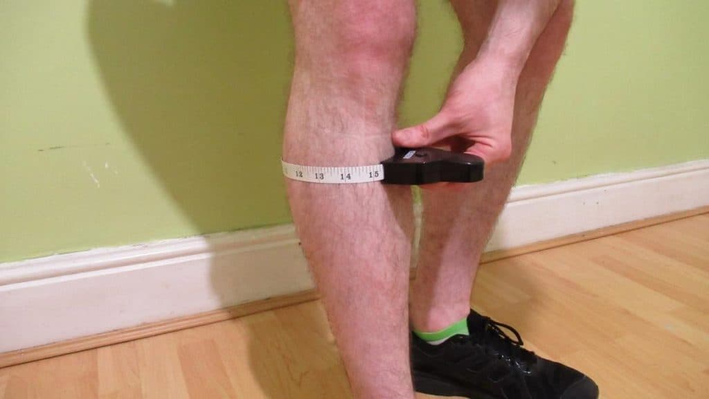 A man shwoing his average calf circumference measurement