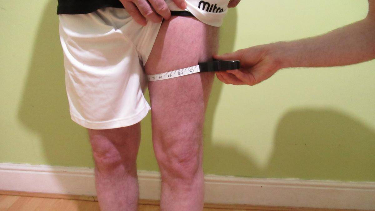 A man demonstarting that he has a very average thigh circumference for a male