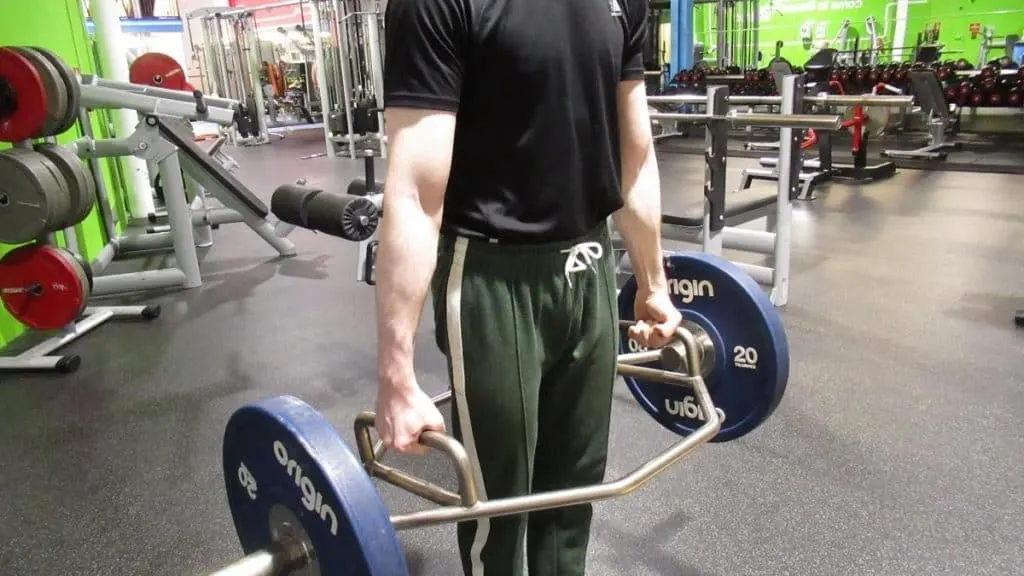 A man doing a good extensor digitorum exercise at the gym