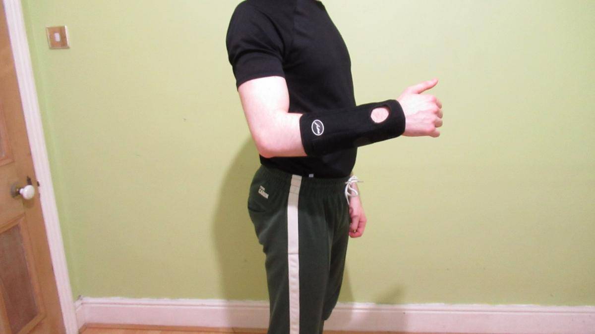 A man wearing his forearm splint brace