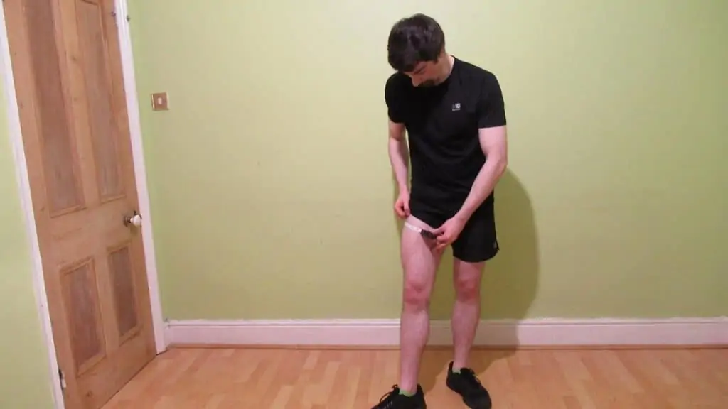 A man demonstrating how to measure your thigh circumference