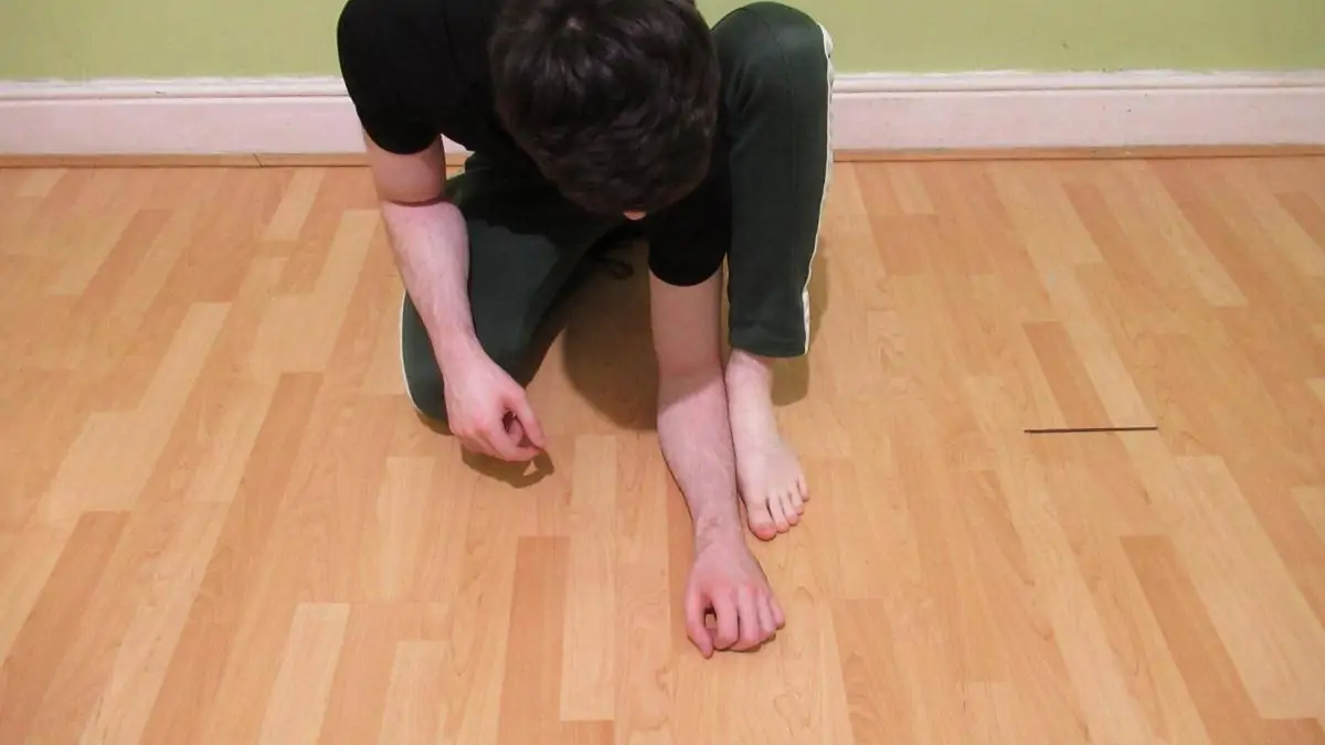 A man demonstrating that your foot is as long as your forearm