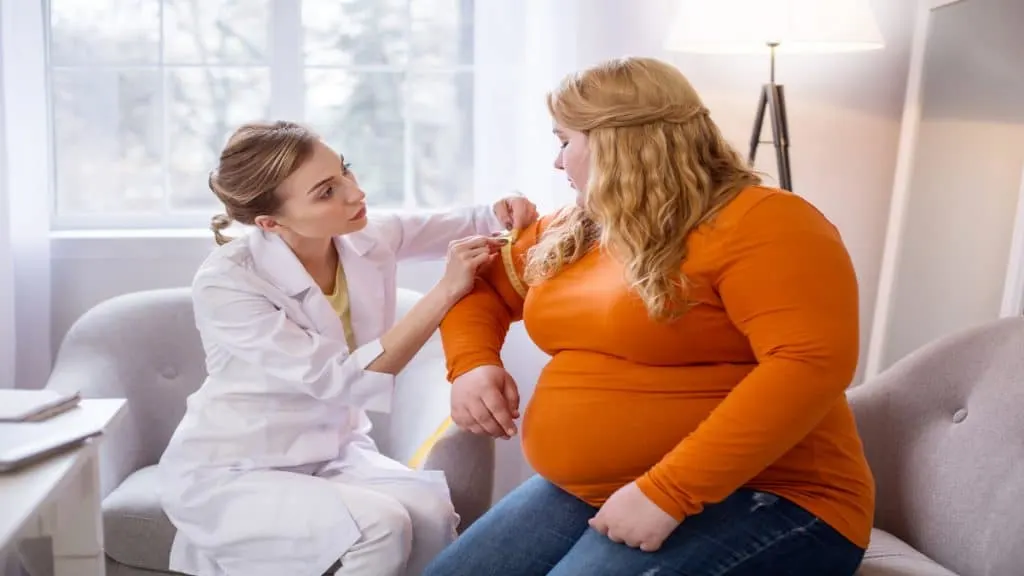 An obese woman with a 55 inch waist talking to her nutritionist