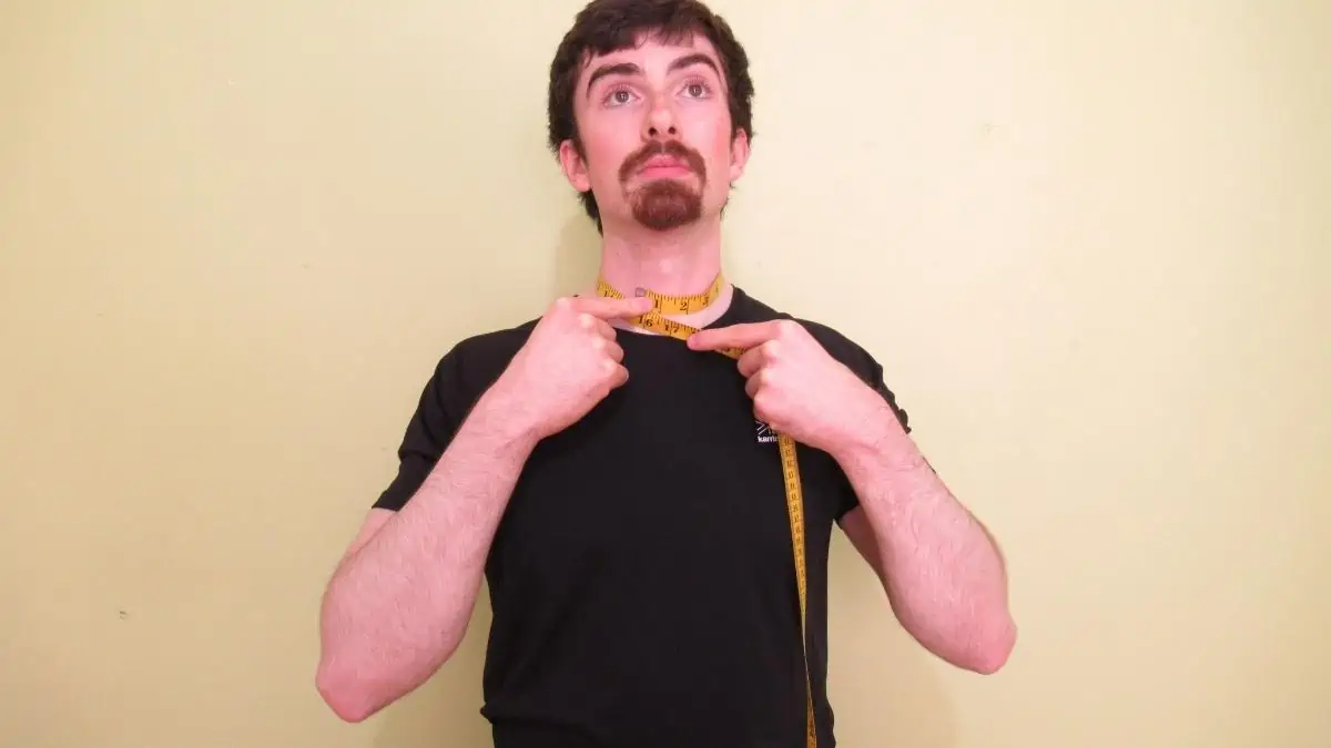 A man measuring his 15 inch neck