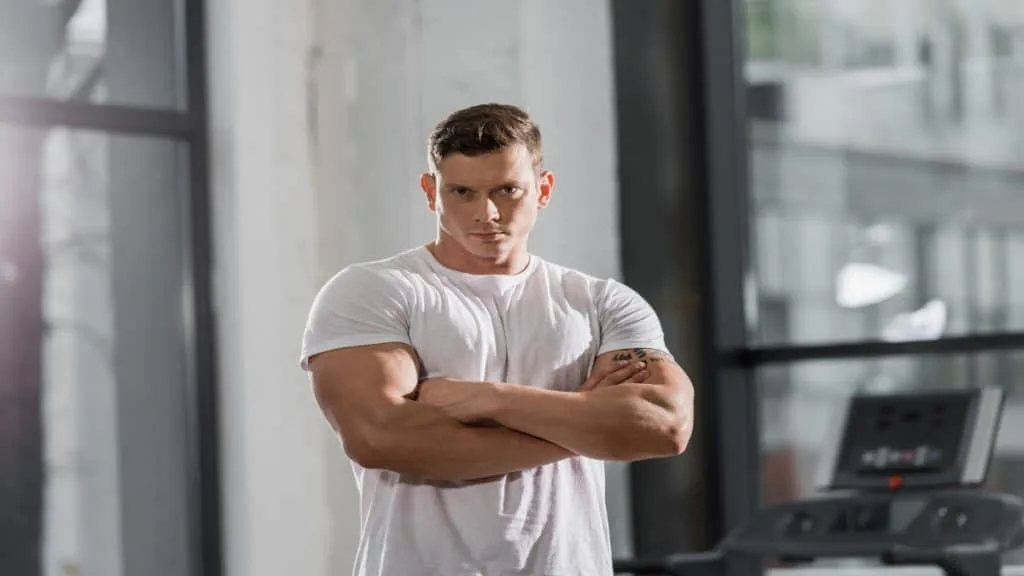 A man showing what shirt size an 18 inch neck is