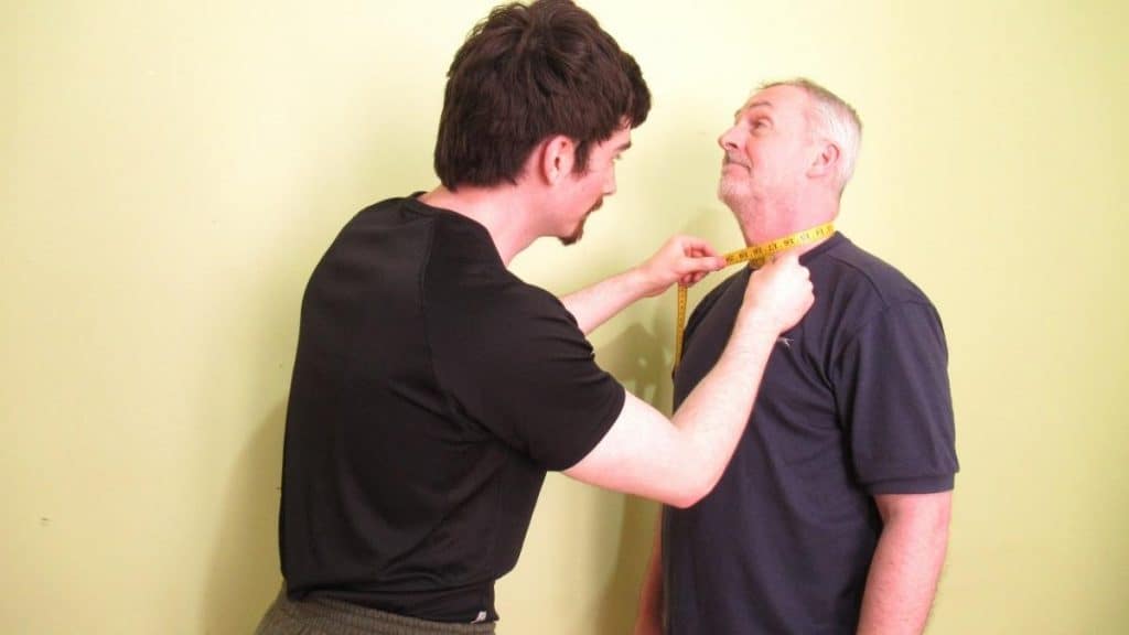 A man getting his big 17 inch neck measured