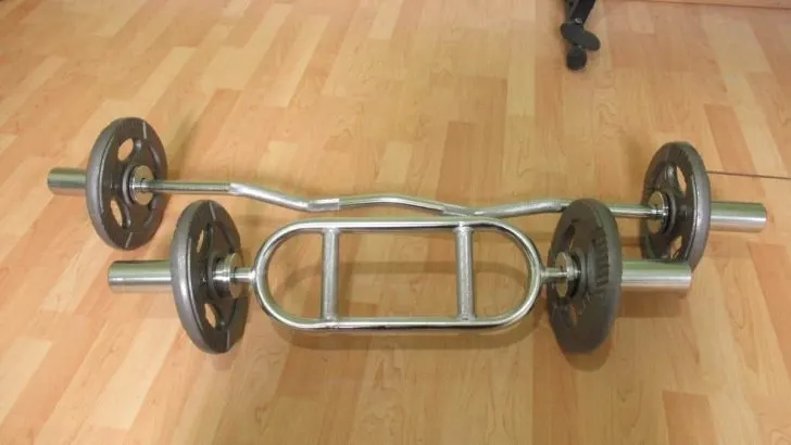 Tricep bar vs EZ curl bar: Which is better for building muscle?