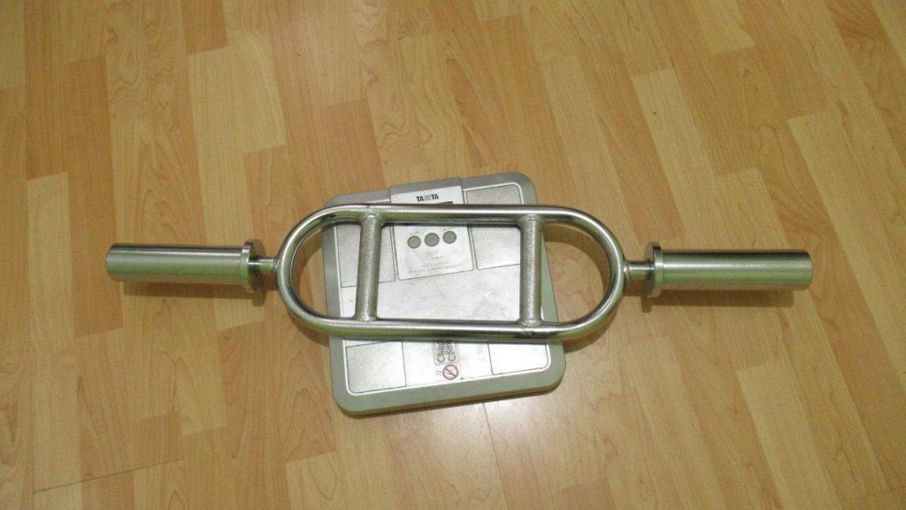 A picture showing how much a tricep bar weighs