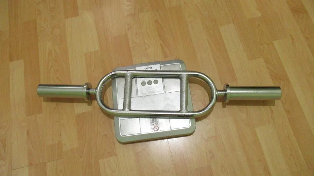 A picture showing how much a tricep bar weighs