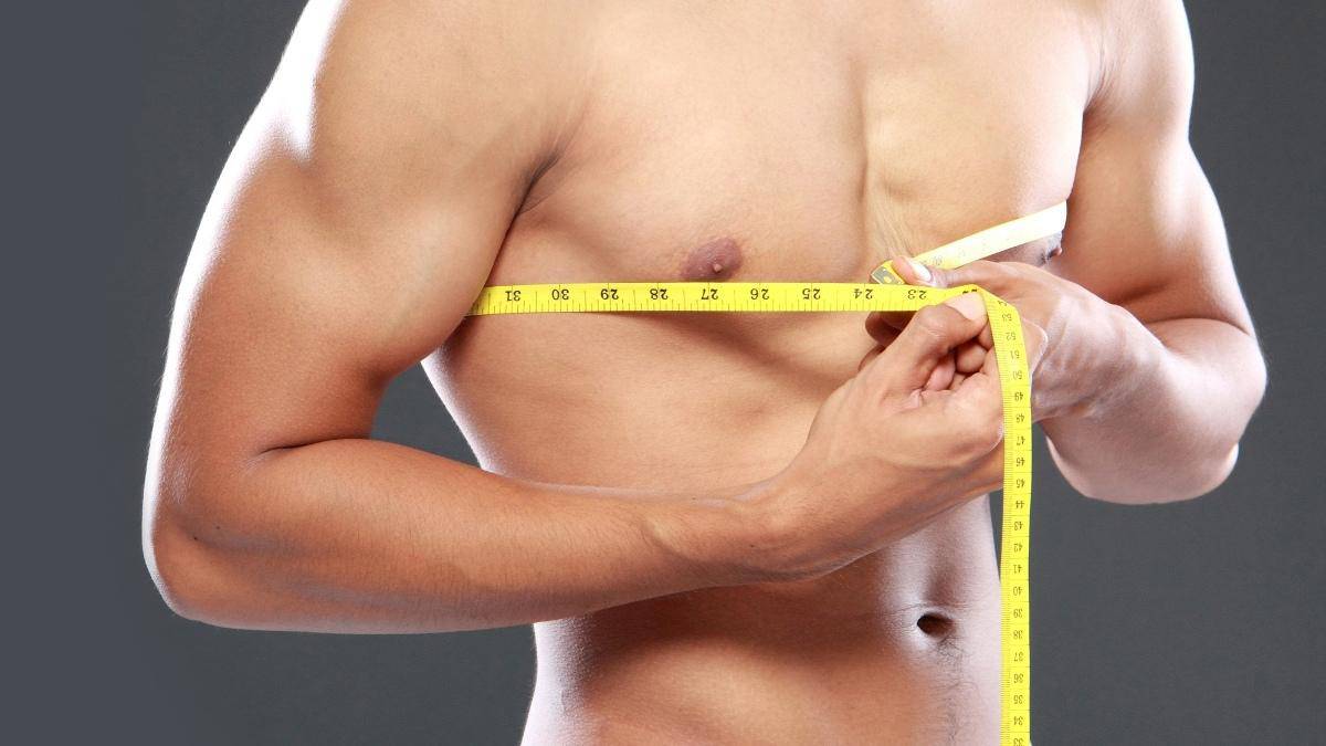 A male measuring his 36 inch chest