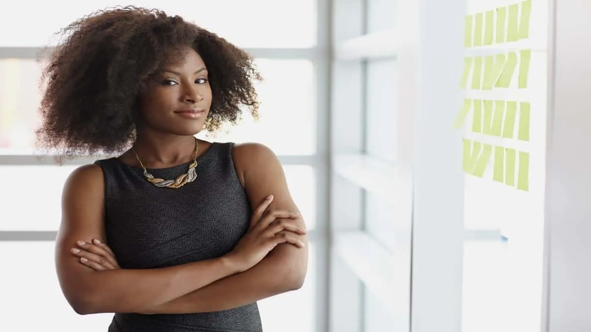 A woman showing her 41 inch shoulders