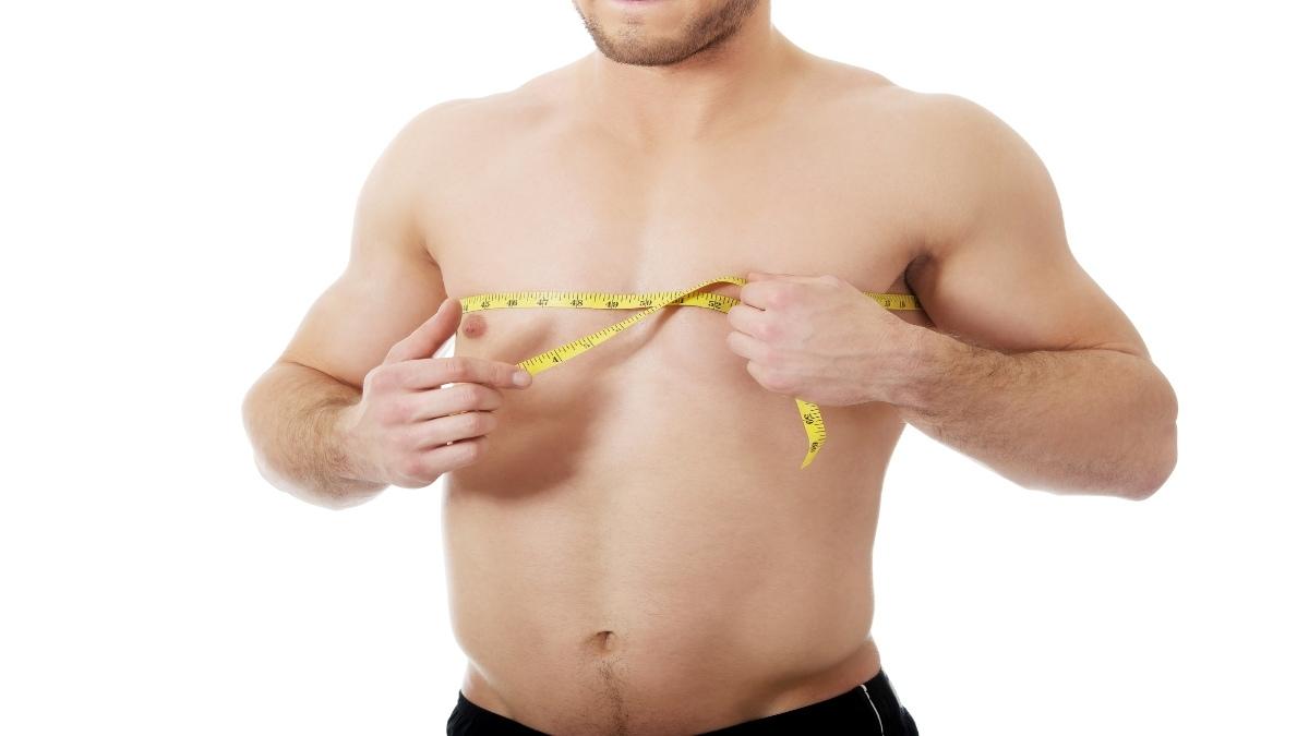 A male measuring his 43 inch chest