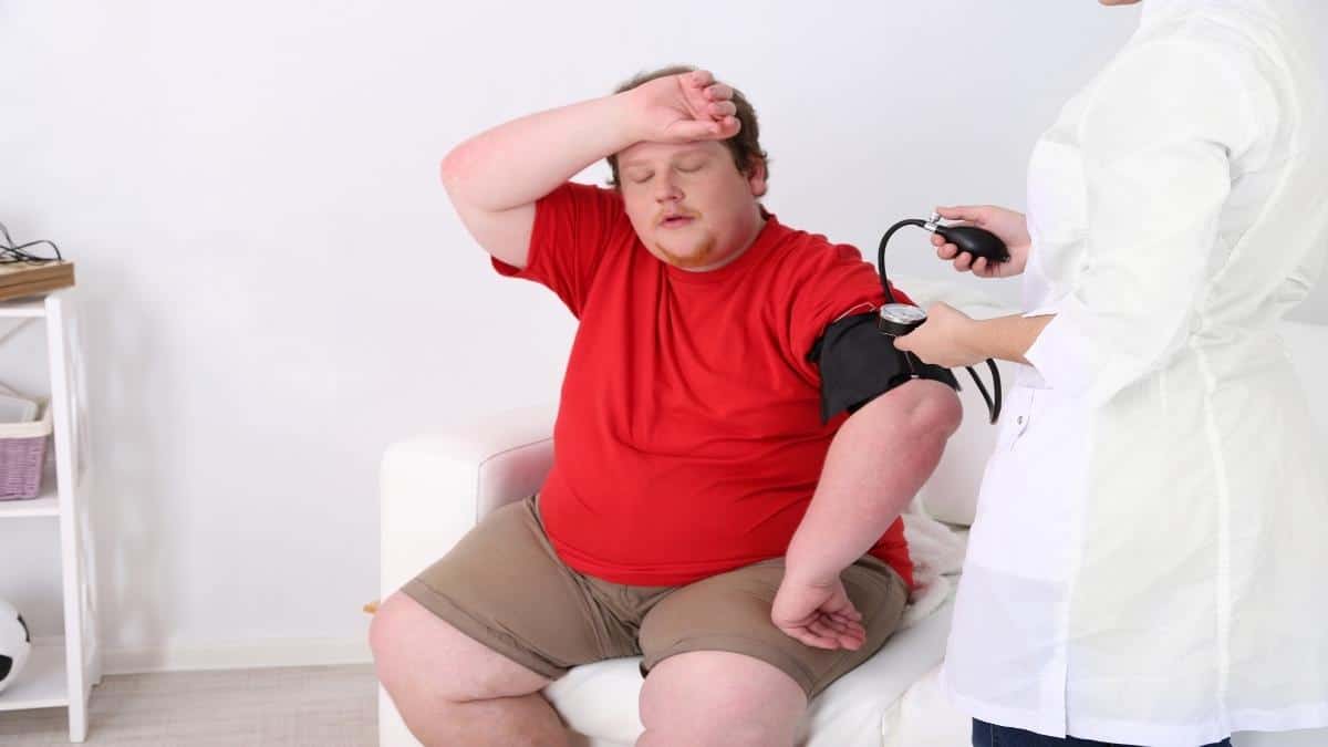 An obese man with 60 inch hips being examined by a doctor