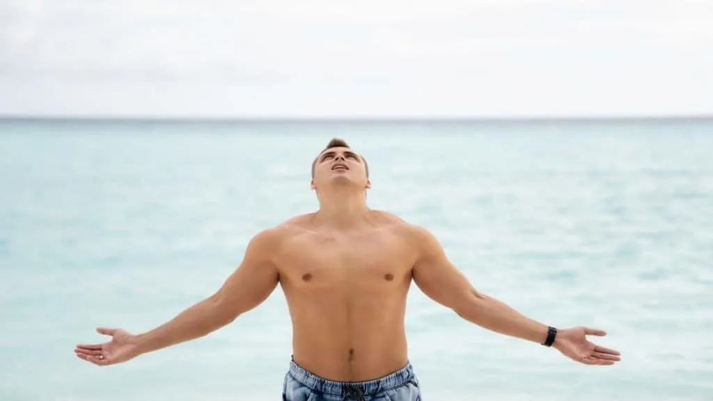 A man showing his broad 20 inch shoulders