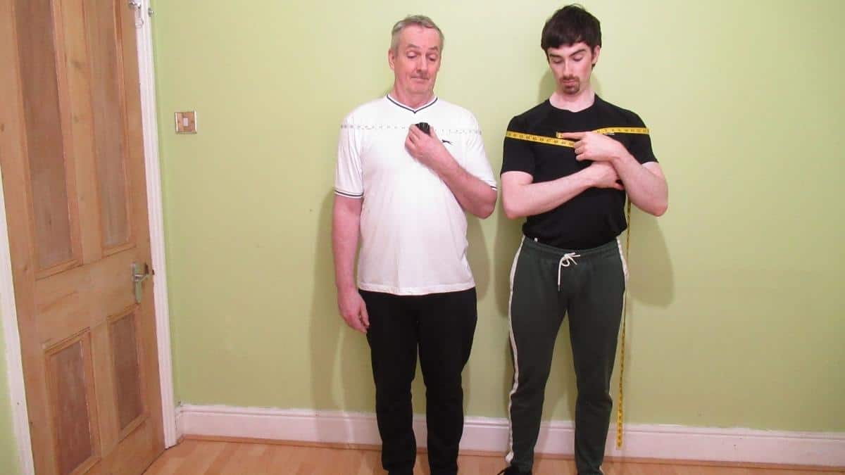A young man and an old man demonstrating the average shoulder width by age