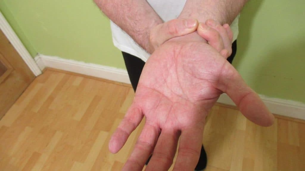 A man demonstrating how to measure your wrist with your fingers