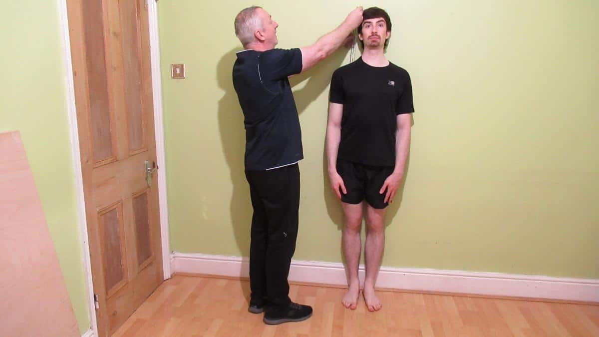 A person showing how to grow 5 cm taller