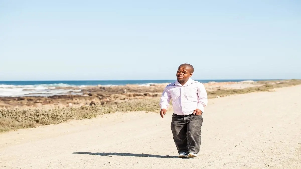 A 4'4 height person walking along the beach