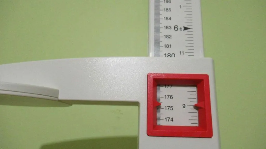 A stadiometer displaying the height 5 feet 9 inches