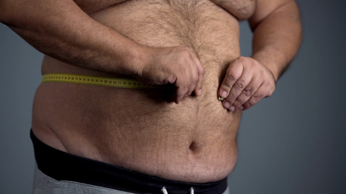 A 34 BMI male measuring his waist