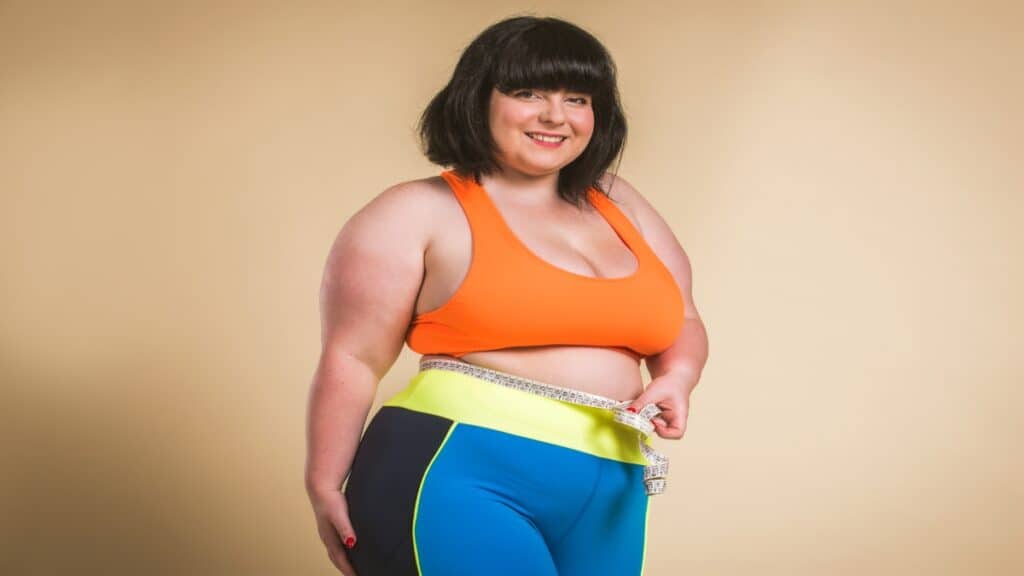 A BMI 41 female measuring her waist