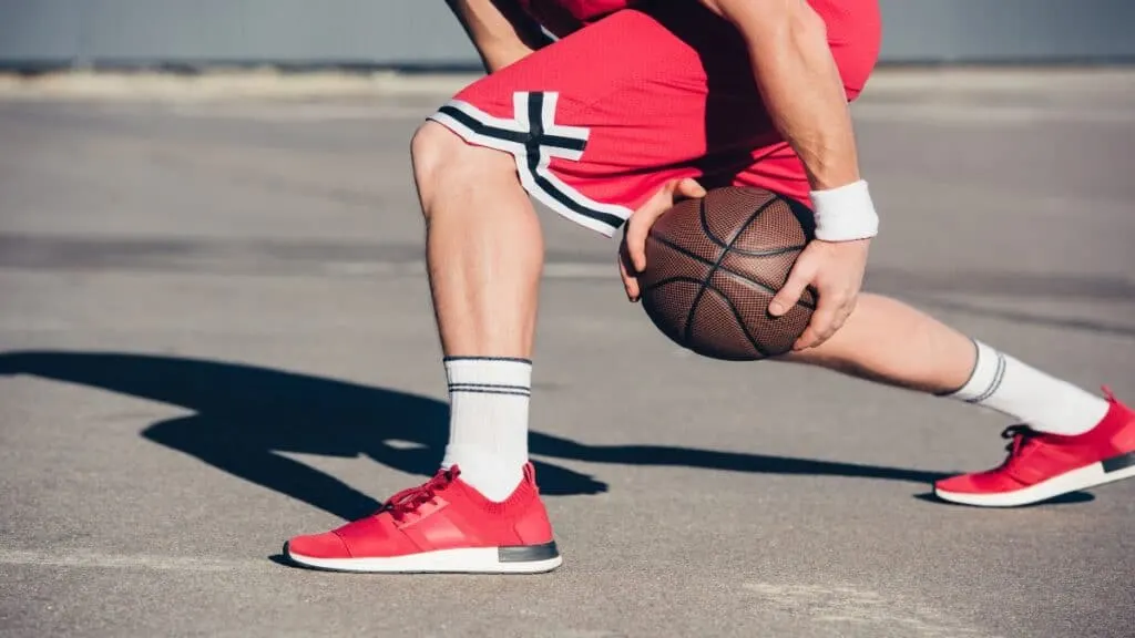 A 5'8 basketball player practicing his skills