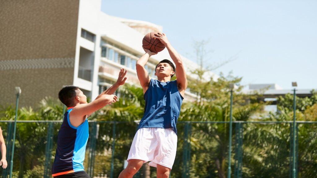 A 5 foot 8 basketball player catching the ball