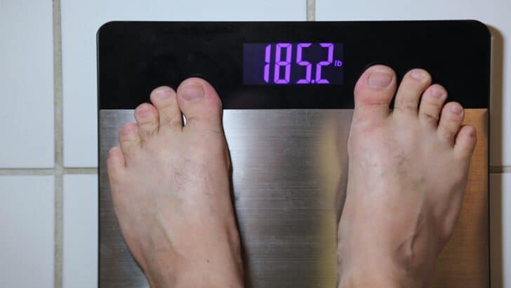 average weight of 5 7 male in kg