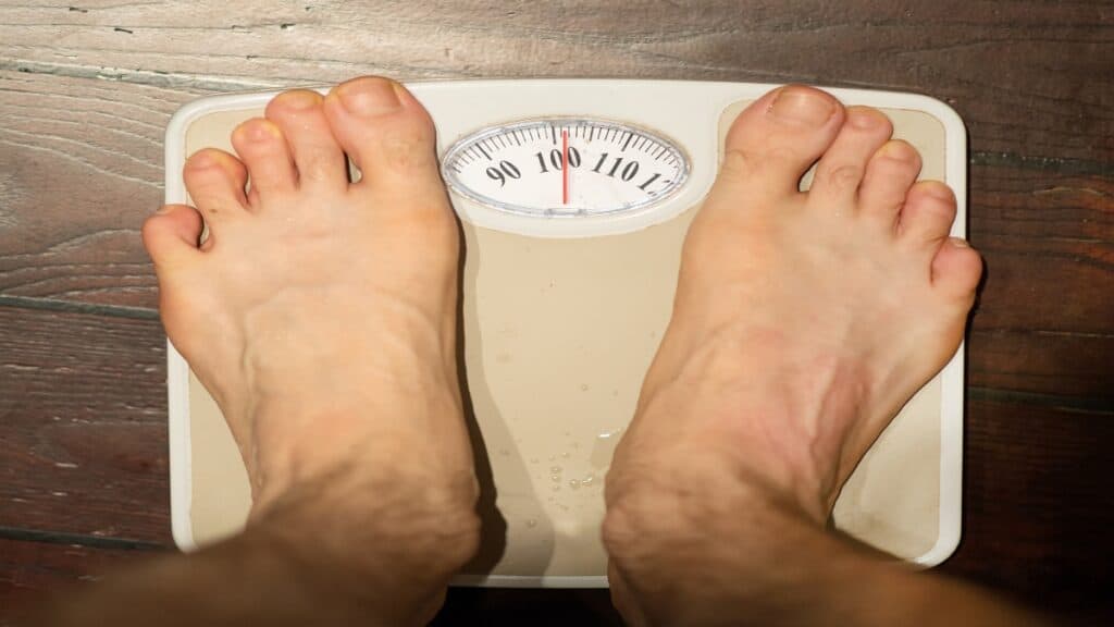 how much should a 5'10 male weigh in pounds and kilograms